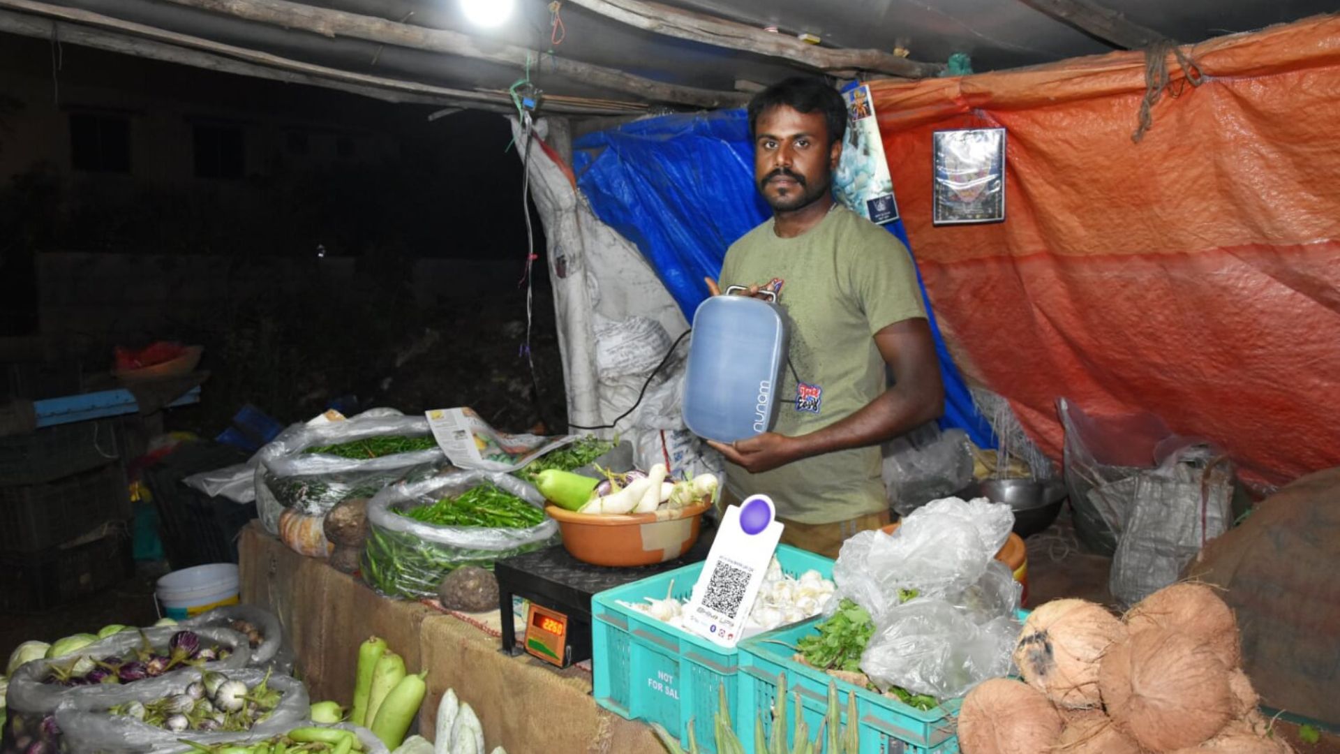 Gemüse- und Obsthändler in Indien nutzen den 2nd Life Nunam-Speicher am Abend.