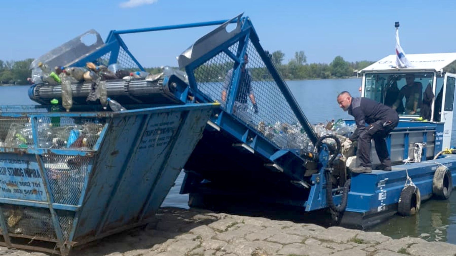 05 May 2021 | End of mission | Today the mission of the garbage collection boat in Serbia ends. The campaign was a great success! Over three tons of plastic waste could be taken out of the water. And not only garbage was collected, but also important data on the composition of the garbage carpets, that allows valuable conclusions to be drawn about the causes of the pollution. Many thanks to our local cooperation partners, the environmental NGO Udruzenje 3e, the University of Belgrade and local companies who actively supported the campaign. 