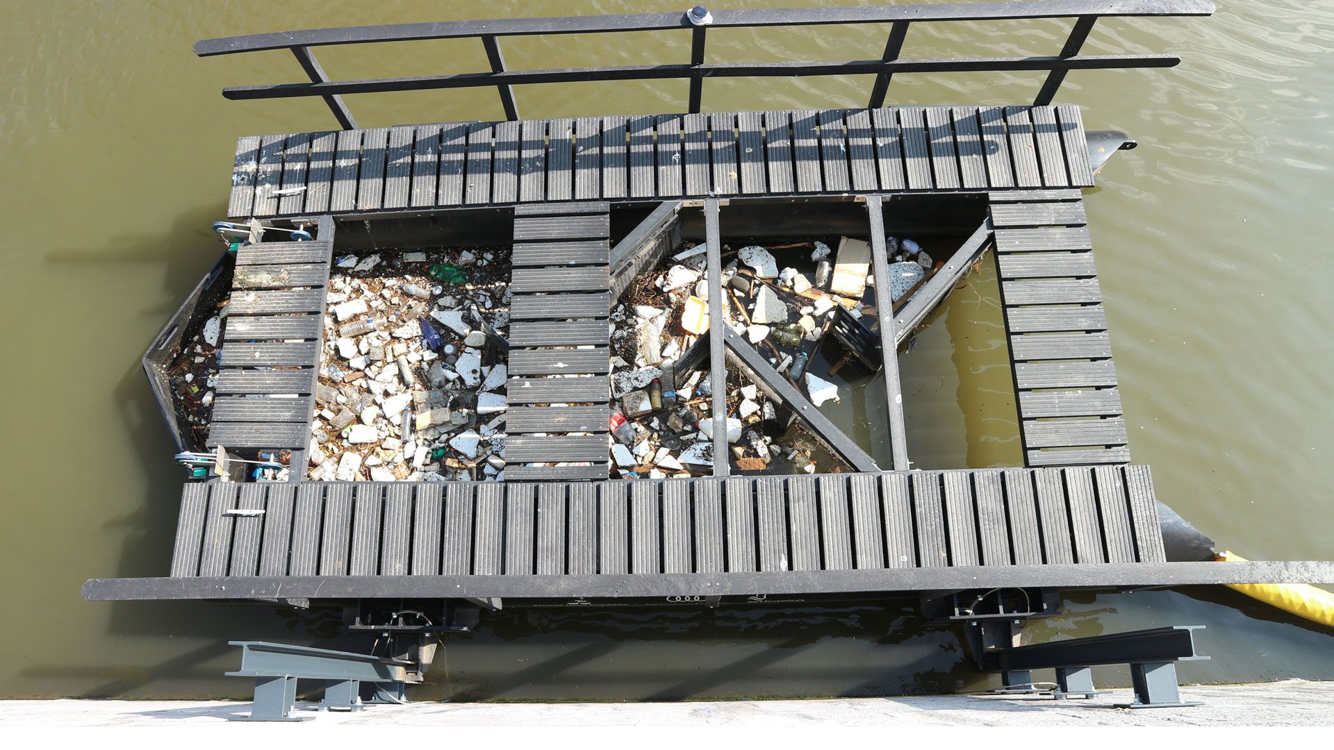 Im März 2019 wurde eine Litter Trap im Charleroi Kanal in Brüssel installiert