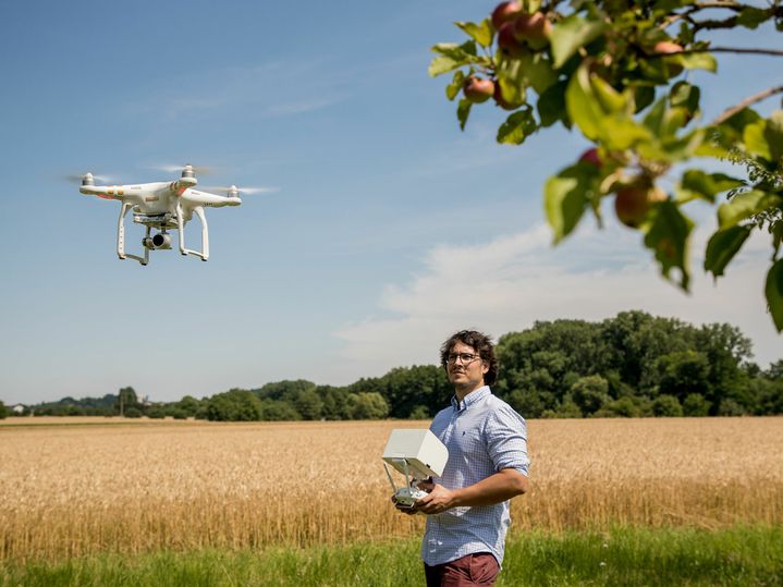 Geomonitoring Mann mit Drohne
