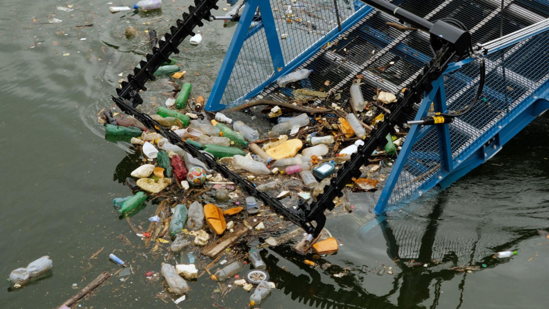 21. April 2021 Start der Mission | Heute geht es los! Die „Clean Future“ ist in Serbien angekommen und wird entlang der Donau und ihrer Nebenflüsse, eben dort, wo viele Müllhotspots sind, den im Wasser treibenden Müll einsammeln. Mit einem Förderband kann das CollectiX-Boot bis zu 20 Tonnen sämtlicher Müllarten pro Tag aus dem Fluss entfernen. Anschließend kümmert sich eine Spezialfirma um das Waschen und Sortieren des Mülls.